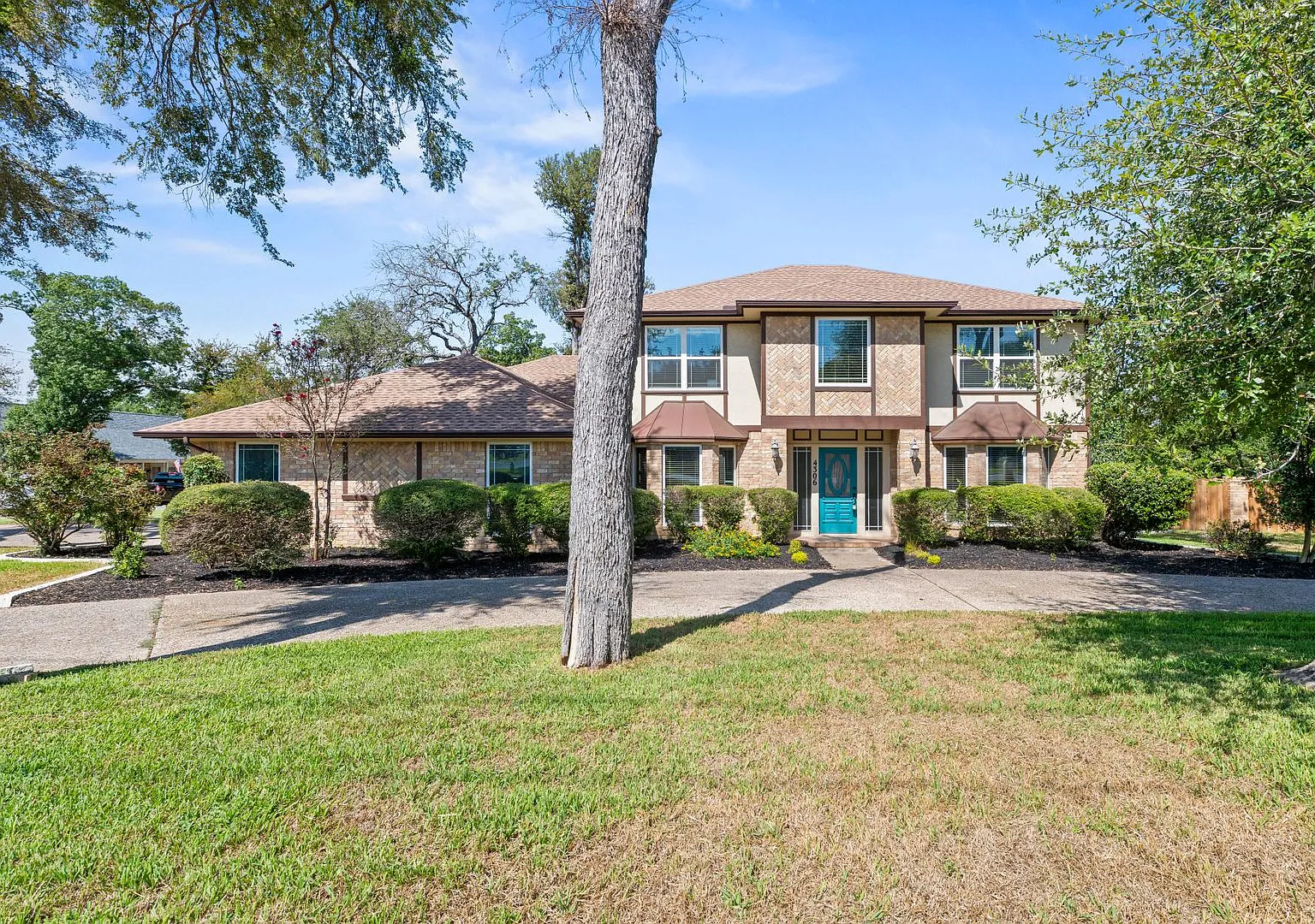 Spacious 4 Bedroom Home in Established Temple Neighborhood! — Photo 2