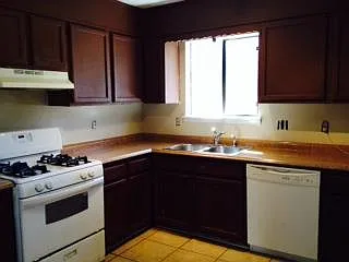 435 Park Ridge Cir — Photo 4