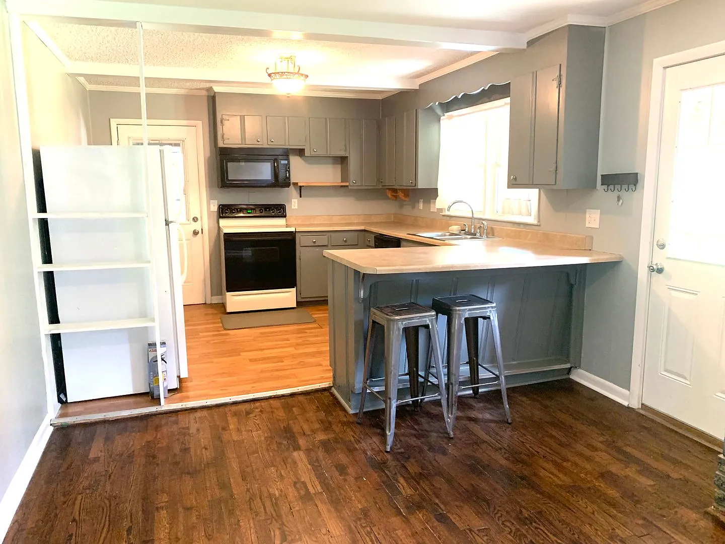 Country feel close to the city? you got it! 3 Bedroom 1 Bath for $1750 — Photo 3