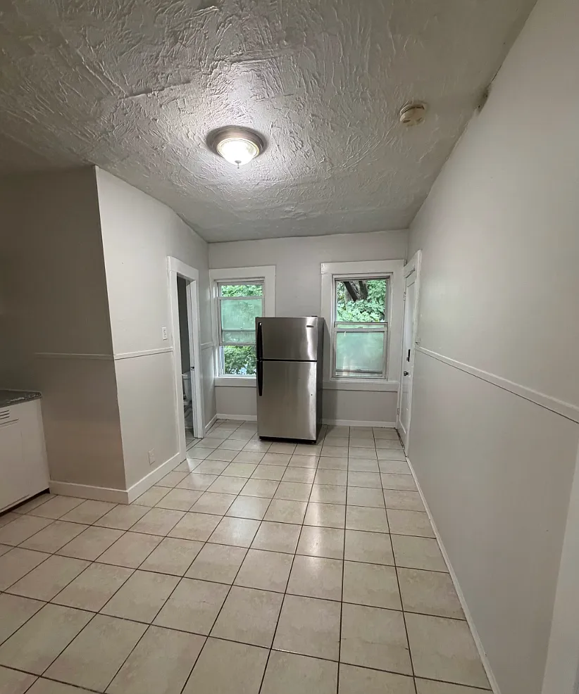 439-441 Rivet St 2E New Bedford Updated 2BR Near Shops, Parks & Major Routes — Photo 3
