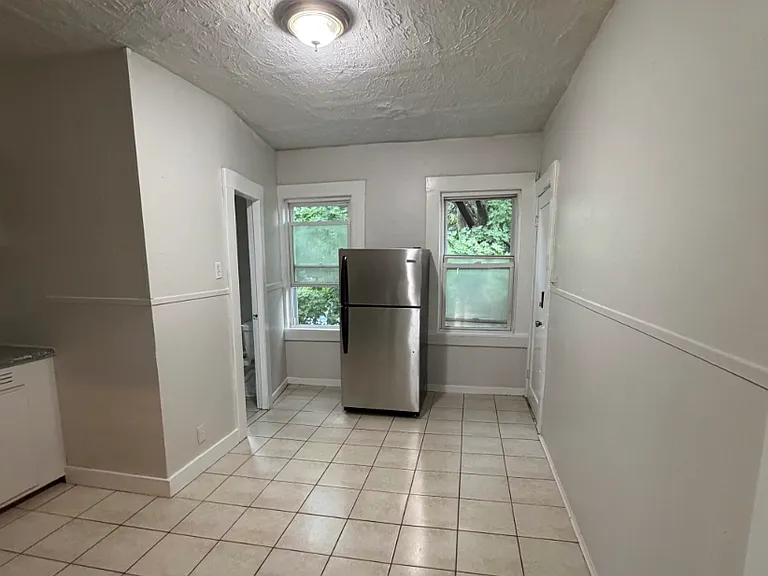 439-441 Rivet St 2E New Bedford Updated 2BR Near Shops, Parks & Major Routes — Photo 3