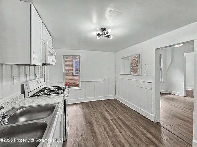 907 Green Ridge St — Photo 4