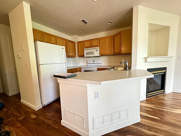 111 Rowena Pl — Photo 7