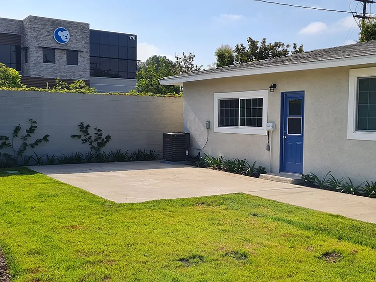 Newly Renovated 3 Bedroom Home in Orange — Photo 19