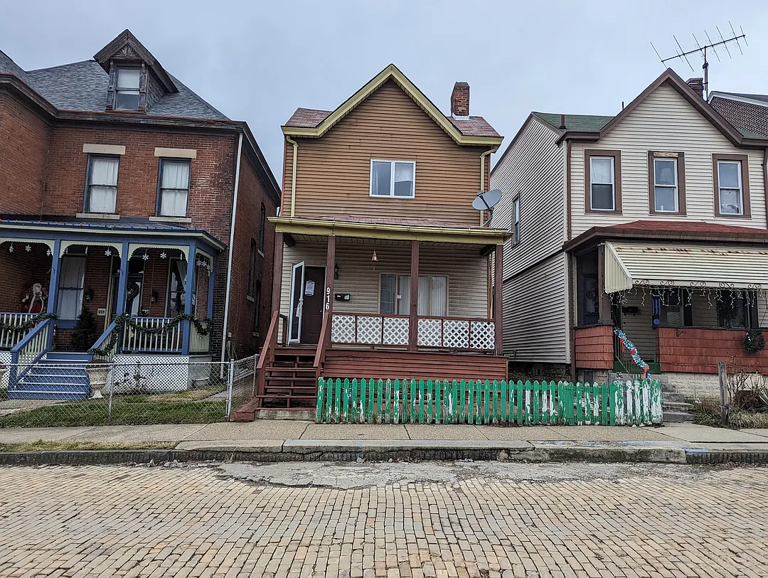 916 1st St photo 1