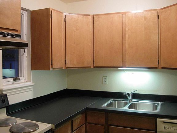 Kitchen with double sink & dish washer