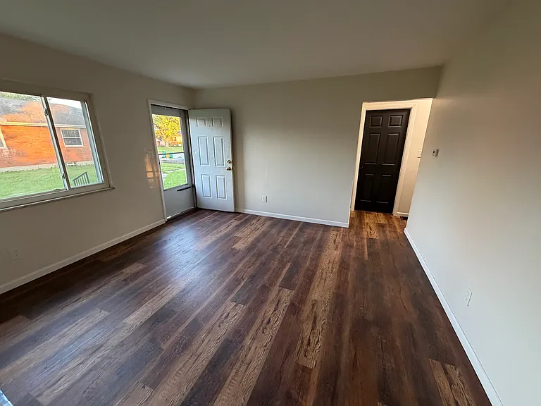 704-706 Kirkwood Dr — Photo 5
