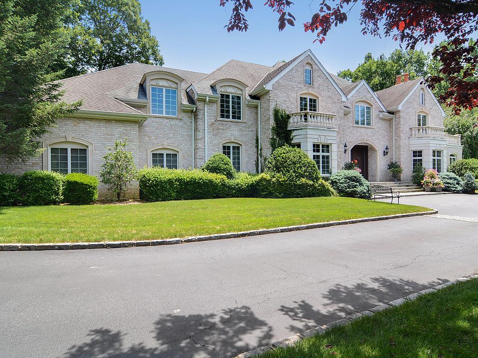 1st image of 8 Sterling Ln