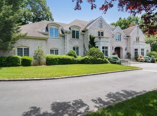 8 Sterling Ln, Port Washington, NY 11050