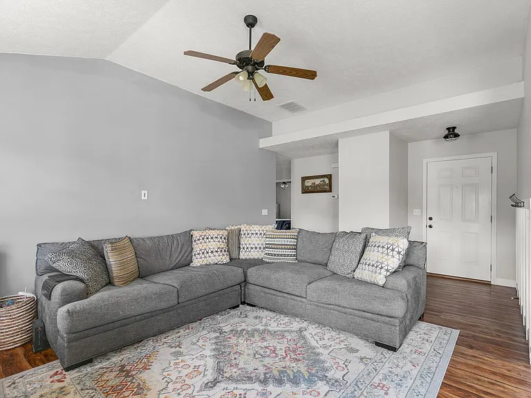 736 W Logan St — Photo 14
