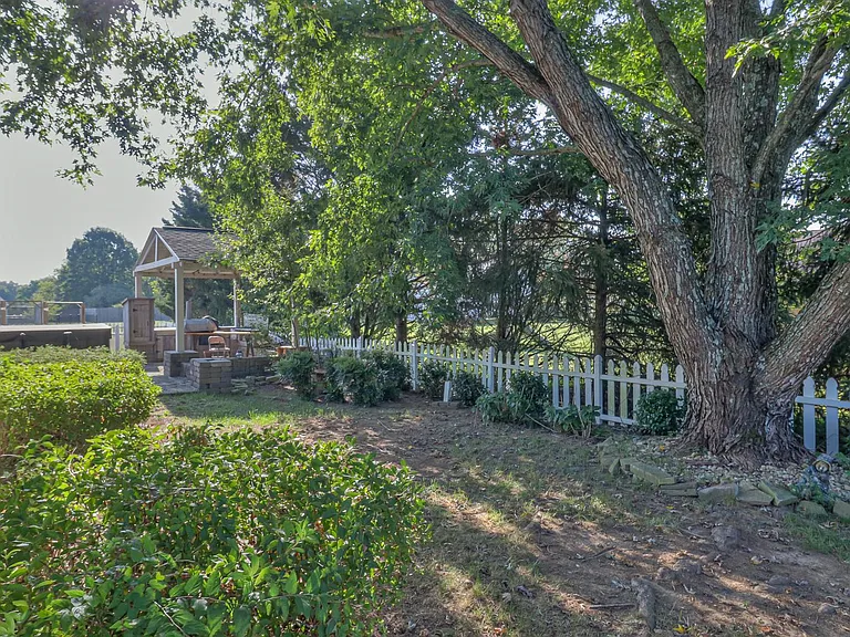 1236 Hunters Point Ln — Photo 45