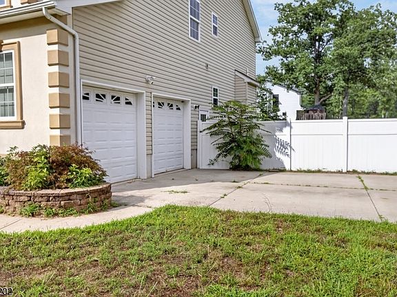3rd image of 893 Lakehurst Ave