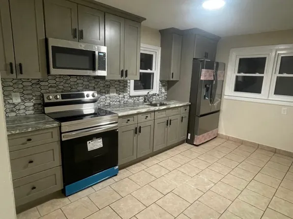 350 4th St, Whitehall, PA 18052