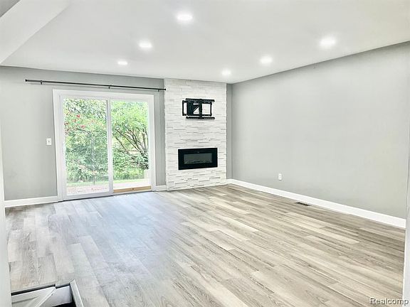 3rd image of 36423 Park Place Dr