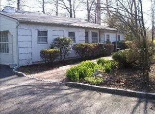 800 S Service Rd, Dix Hills, NY 11746