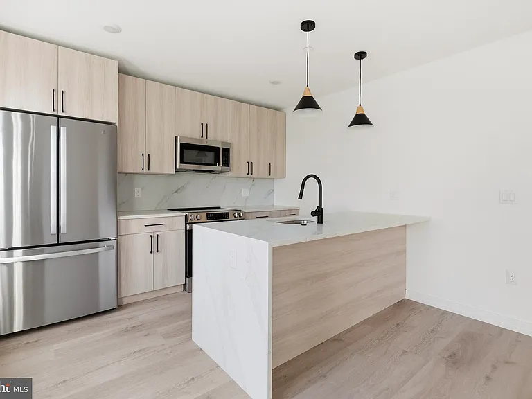 209 New St #2G — Photo 6