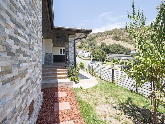 3rd image of 749 Glenmore Blvd