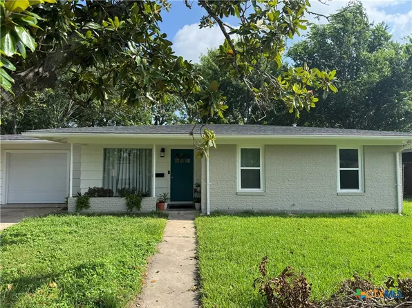 2304 E Mistletoe Ave, Victoria, TX 77901