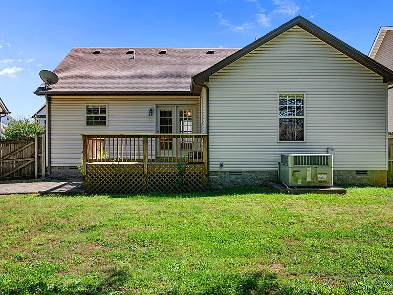 552 Falkland Cir — Photo 24