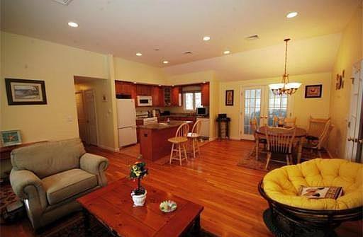 5th image of 46 Evergreen St