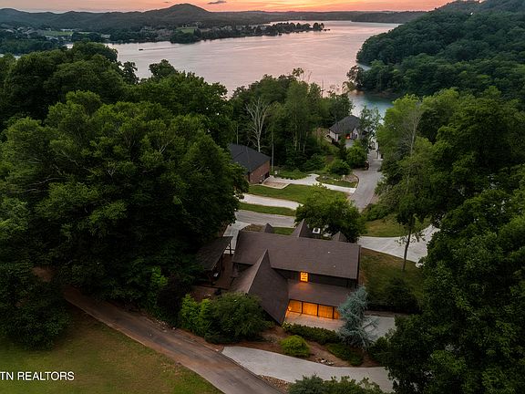 3rd image of 198 E Cove Dr