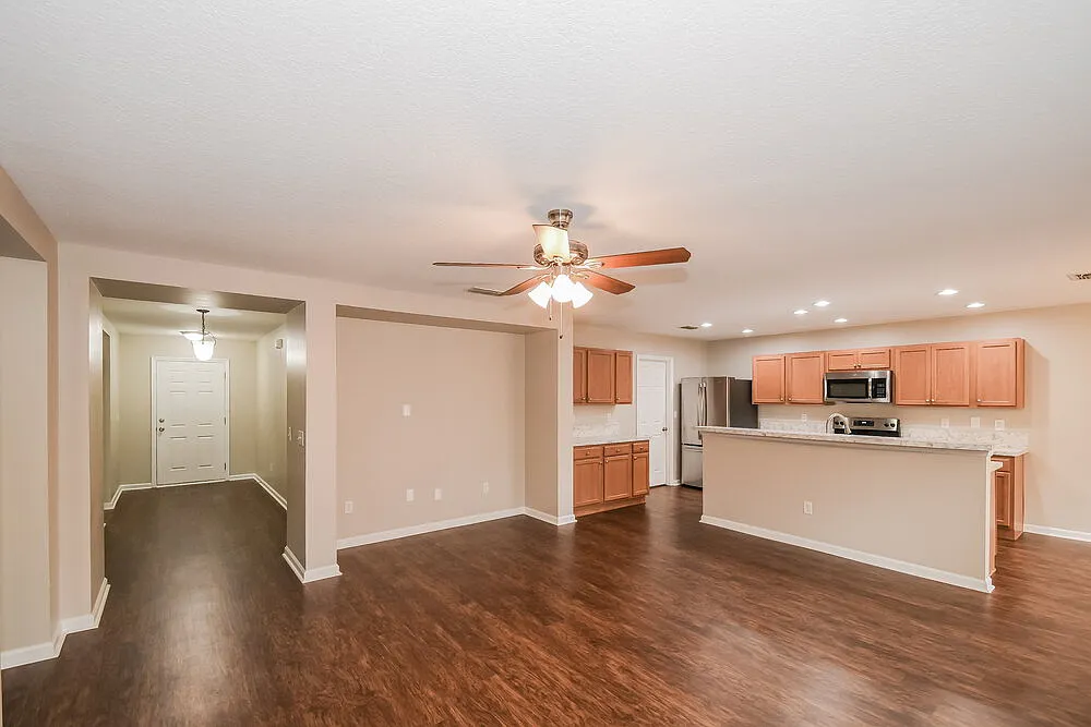 3 bed, 2.0 bath, 1646 sqft, $2,075 — Photo 4
