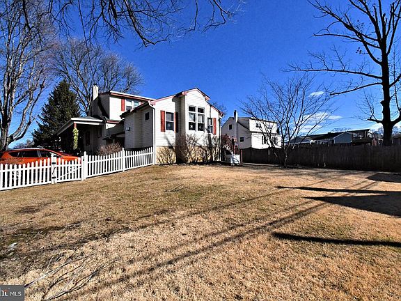 3rd image of 219 Rosewood Ave