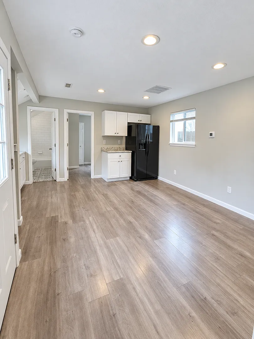 Charming Downtown Cottage with Private Yard Walk to Weidner Field — Photo 4