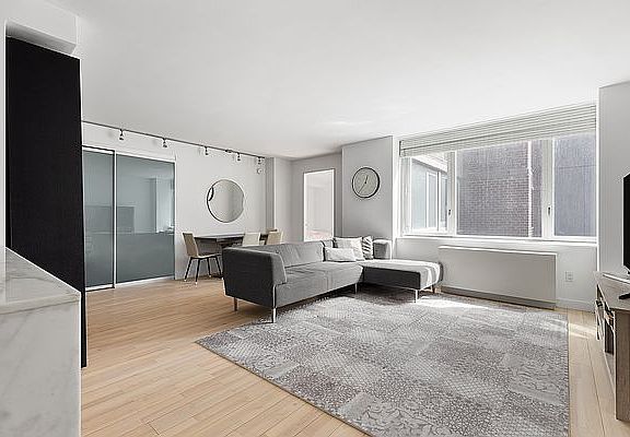 3rd image of 322 W 57th St APT 37Q1