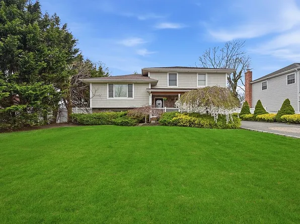 52 Marilynn St, East Islip, NY 11730
