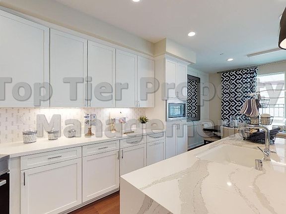 3rd image of 325 Stoneyridge Ln Unit 3