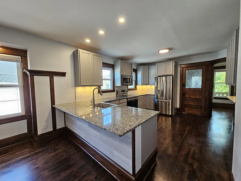 713 E Center St — Photo 4