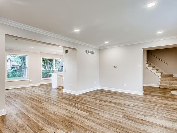 4th image of 24W581 Parkview Ct
