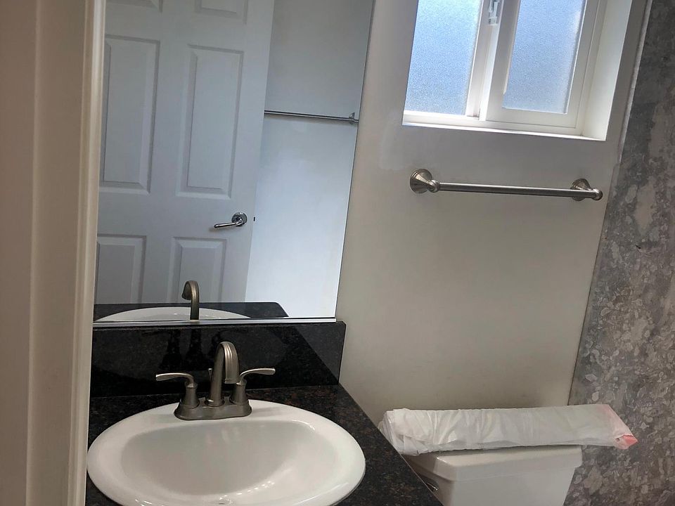 bathroom with shower tub