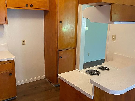3rd image of 5852 Comstock Ave APT D