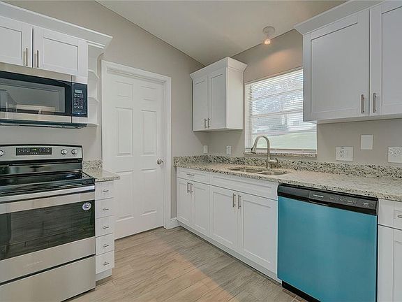 3rd image of 10830 Hilldale Dr