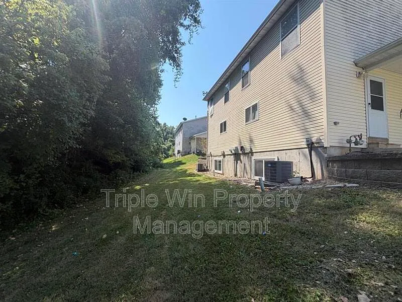3 bed, 1.5 bath, 3104 sqft, $1,800 — Photo 4