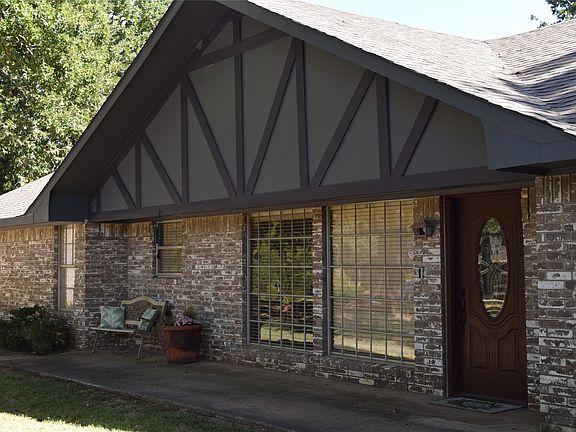 2nd image of 8 Town And Country Cir