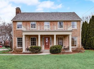 6405 N Lake Dr, Fox Pt, WI 53217