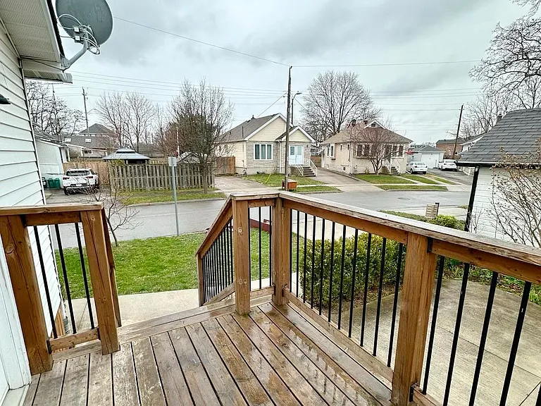 9 Grantham Ave S — Photo 5