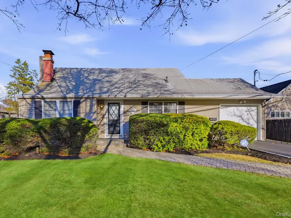 135 E 25th Street, Huntington Station, NY 11746