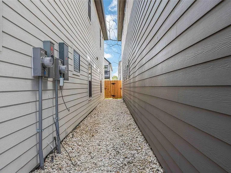 8009 Cora St — Photo 29