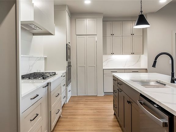 4th image of 30 Lyndhurst Dr