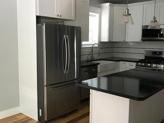 2nd image of 864 E Roosevelt Ave