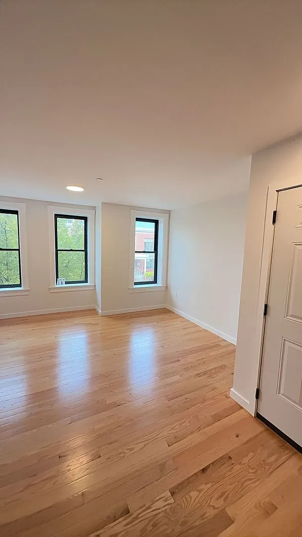 2527 Saint Paul St — Photo 4