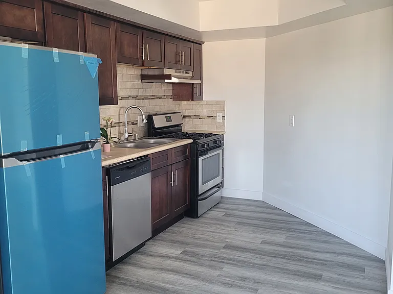 165 N Hoover St — Photo 91