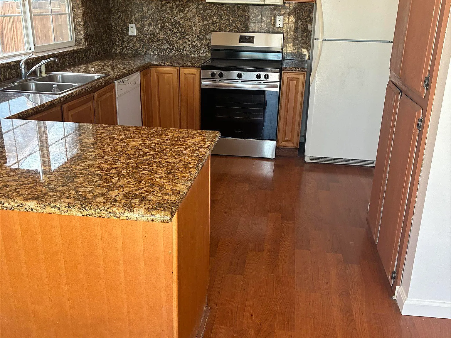 3 bed, 2.0 bath, 1386 sqft, $3,100 — Photo 3