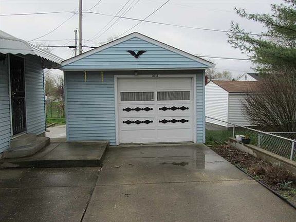 Detached garage