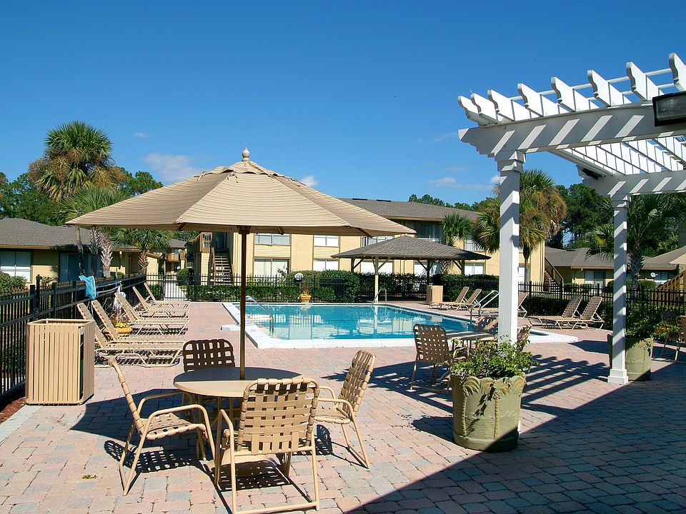 St. John's Pointe Sparkling Pool