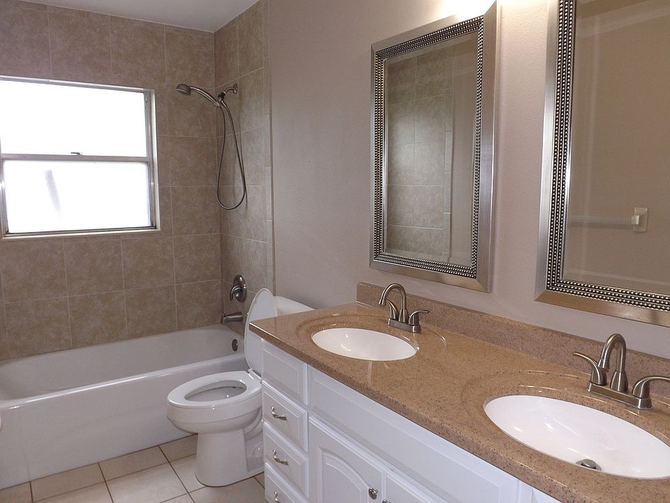 2nd image of 129 E Cottesmore Cir